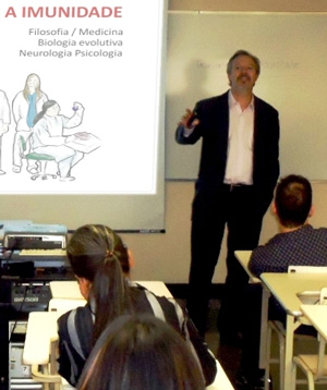 dr raul ministra aula sobre felicidade e imunidade como professor convidado na UNICSUL - junho 2011