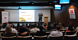 Dr. Raul durante uma palestra no Banco Bradesco